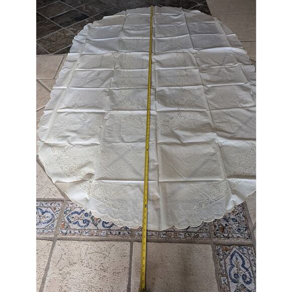 Vintage plastice WIPEABLE oval table cloth faux embroidery pattern 55" x 88" - Picture 3 of 8